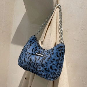 Détail du sac cabas en fausse fourrure léopard bleu avec étiquette et chaîne argentée