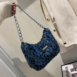 Détail du sac fourre-tout bleu léopard en fausse fourrure avec chaîne argentée stylée