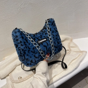 Sac fourre-tout bleu léopard en fausse fourrure avec chaîne argentée tendance