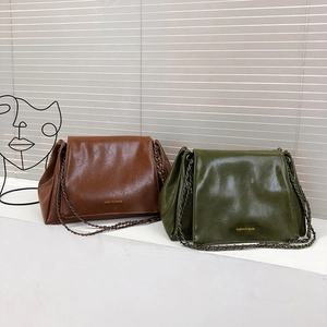 Vue détaillée des sacs à bandoulière en cuir marron et vert olive avec bandoulière