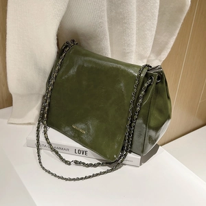 Détail du sac en cuir brillant vert olive avec chaîne et logo Fashion Bags