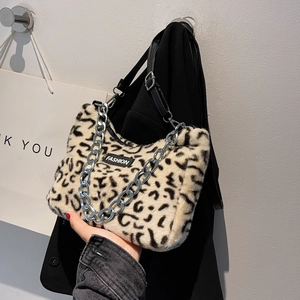 Sac fourre-tout en peluche léopard avec chaîne argentée et bandoulière en cuir noir