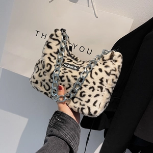 Détail du sac cabas en peluche léopard avec chaîne argentée et étiquette mode
