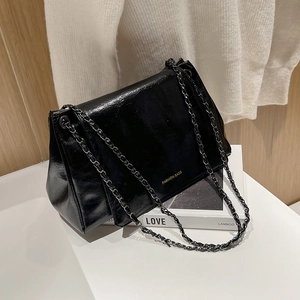 Détail du sac bandoulière rétro en cuir ciré noir avec texte doré FASHION BAGS et chaîne