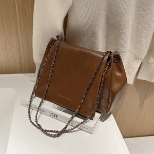 Vue détaillée du sac en similicuir marron vintage avec bandoulière élégante en chaîne
