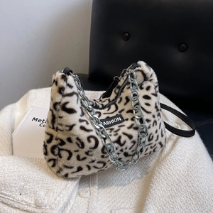 Détail du sac cabas en fausse fourrure léopard avec chaîne argentée et étiquette