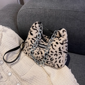 Détail du motif léopard en peluche et de la chaîne argentée sur le sac cabas
