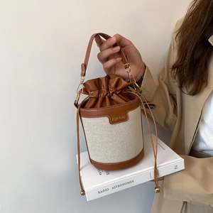 Secchiello bicolore in pelle marrone e tela beige con manico in perle raffinato
