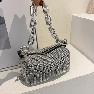 Détail du sac polochon en strass argentés avec chaîne géométrique et fermeture