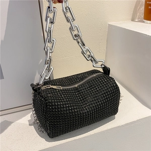 Détail d'un sac polochon noir avec strass scintillants et chaîne métallique argentée