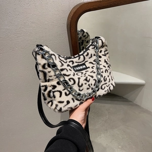 Sac fourre-tout en peluche léopard avec chaîne argentée et étiquette mode