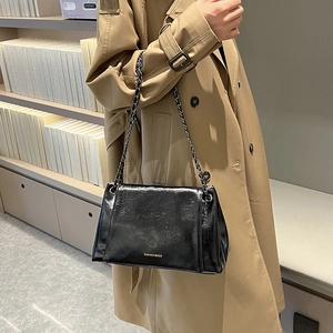 Sac à bandoulière rétro en cuir verni noir avec chaîne et logo doré élégant