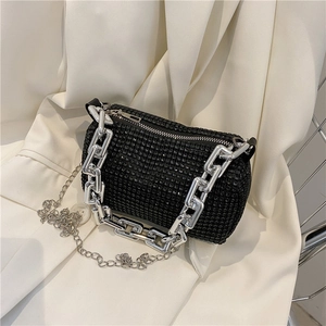Détail du sac cylindre à strass noirs avec chaîne argentée et bandoulière amovible