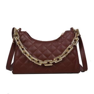 Borsa a spalla da donna in pelle trapuntata marrone scuro con catena dorata decorativa