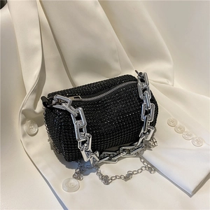 Vue détaillée du sac cylindre en strass noirs avec chaîne métallique argentée chic
