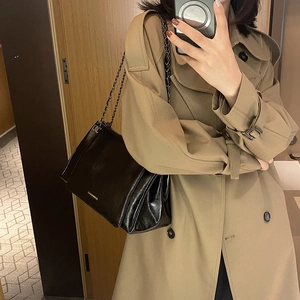 Grand sac cabas rétro en cuir verni noir avec chaîne dorée et texture plissée élégante