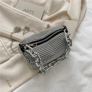 Détail du mini sac cylindre en strass argenté avec chaîne sur un blazer beige