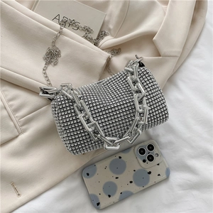 Détail du sac polochon argenté à strass avec chaîne en métal et bandoulière amovible