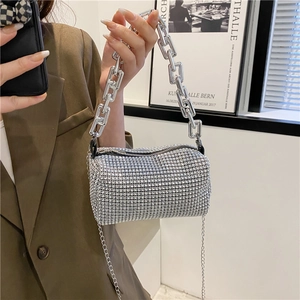 Vue détaillée du sac polochon en strass argentés avec bandoulière et chaîne en métal