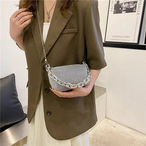 Sac cylindre en strass argenté avec grosse chaîne pour tenue de soirée élégante