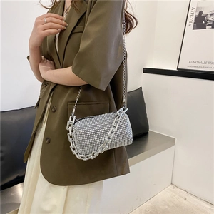 Détail du sac cylindrique en strass argenté avec doubles chaînes métalliques élégantes