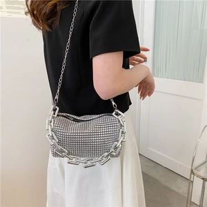 Détail d'un sac à bandoulière en strass argenté avec grosse chaîne et fine sangle métal