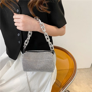 Détail du sac polochon argenté à strass avec poignée chaîne et bandoulière amovible