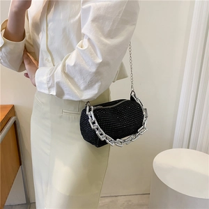 Détails du sac cylindre à strass noirs avec une grosse chaîne et bandoulière argent