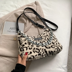 Sac cabas léopard en fausse fourrure avec chaîne argentée et bandoulière noire