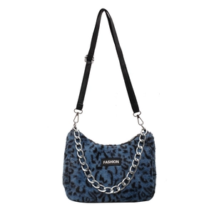 Sac bandoulière en peluche léopard bleu avec chaîne argentée et sangle noire réglable