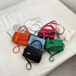 Schicke quadratische Handtaschen in verschiedenen Farben mit Krokoprägung und großen Schnallen