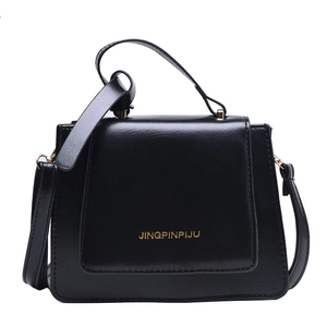 Sac bandoulière vintage noir chic avec poignée et finitions dorées en cuir mat élégant