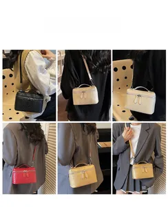 Múltiples ángulos de bolso cuadrado pequeño tejido en seis colores mostrado por una modelo