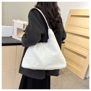 Vue arrière d'un mannequin portant un grand sac cabas blanc en peluche à fines anses