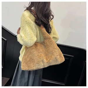 Sac cabas chic en peluche marron porté par un mannequin pour le quotidien en automne hiver