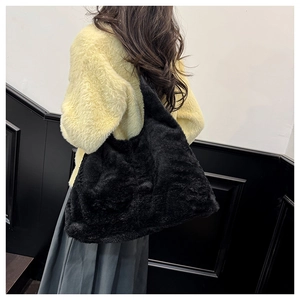 Détail du grand sac cabas en peluche noire montrant la texture douce et le design spacieux