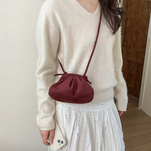 Sac bandoulière rétro rouge foncé plissé style nuage avec fines lanières à nœuds chic