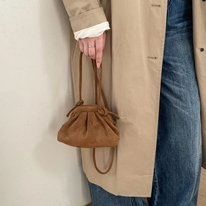 Sac nuage froncé en daim marron pour femme avec un design français minimaliste chic