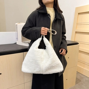 Sac fourre-tout vintage en peluche blanche pour femme présenté dans un décor quotidien