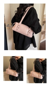 Vista dettagliata della borsa in pelle opaca rosa con fibbie in metallo argentato e rivetti