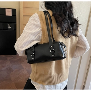 Borsa sottobraccio in pelle nera opaca con due spalline sottili e fibbia argento