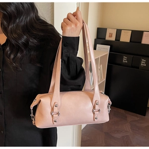 Borsa sottobraccio in pelle rosa con rivetti argentati e dettagli in anelli di metallo