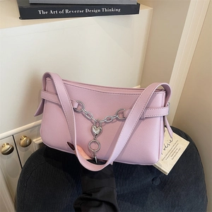 Sac sous le bras lavande chic avec chaîne argentée et cadenas cœur au style rétro urbain