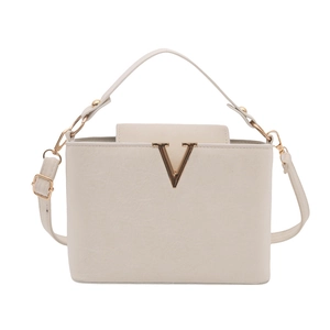 Sac bandoulière carré beige chic avec boucle en métal V dorée et bandoulière