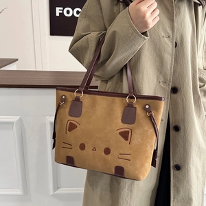 Grand sac cabas en daim marron avec broderie chat porté en bandoulière élégante