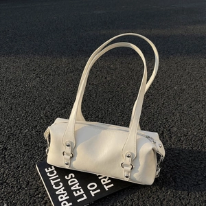 Elegante borsa a tracolla cilindrica color crema con spalline lunghe e borchie in metallo