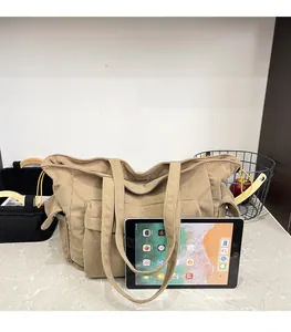 Vista dettagliata della borsa tote in velluto a coste kaki con grande capacità per tablet