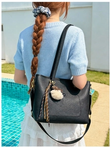 Sac fourre-tout noir à motif litchi avec pompon crème et détail de gland rayé en extérieur