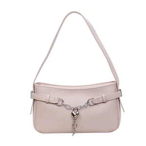 Sac baguette rose avec pendentif en forme de cœur argenté et détails de chaîne élégants