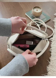 Innenansicht der Boston-Tasche mit Litschistruktur zeigt Platz für Kosmetika